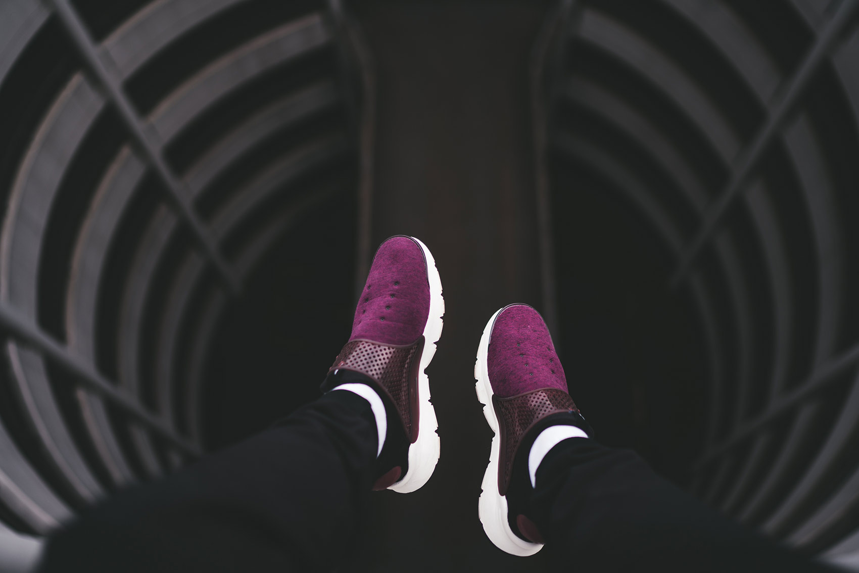 Nike Sock Dart Tech Fleece in lila